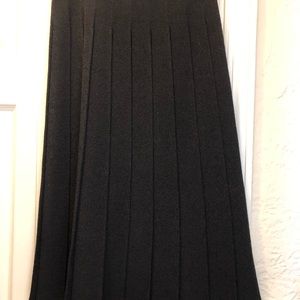 Ladies Beautiful Knit Sewn Pleated skirt pristine size 12
